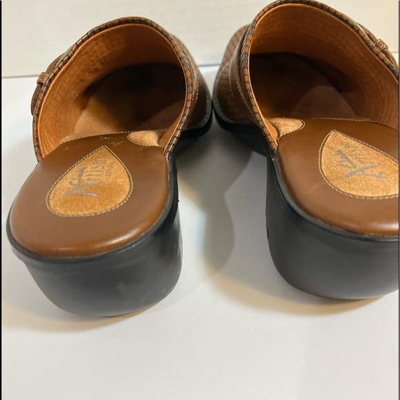 Clarks Artisan Collection Beige Leather Mule Slip-on Heel Shoe Women Size 8M - Picture 2 of 16